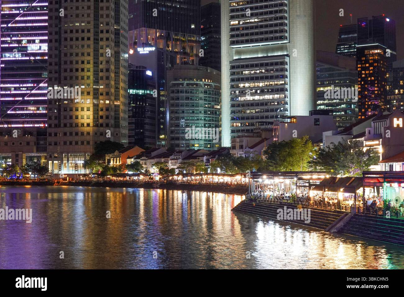 Singapur, Clarke Quay ist ein historischer Uferkai in Singapur, in dem sich zahlreiche historische Lagerhäuser befinden. Heute wurden die Lagerhäuser restauriert und Clarke Quay ist zu einem der wichtigsten Restaurants, Getränke und Unterhaltungszentren Singapurs geworden. Die gesamte Gegend wurde in eine Fußgängerzone unter freiem Himmel mit Restaurants, Bars und Clubs umgewandelt. Foto © Fabio Mazzarella/Sintesi/Alamy Live News Stockfoto