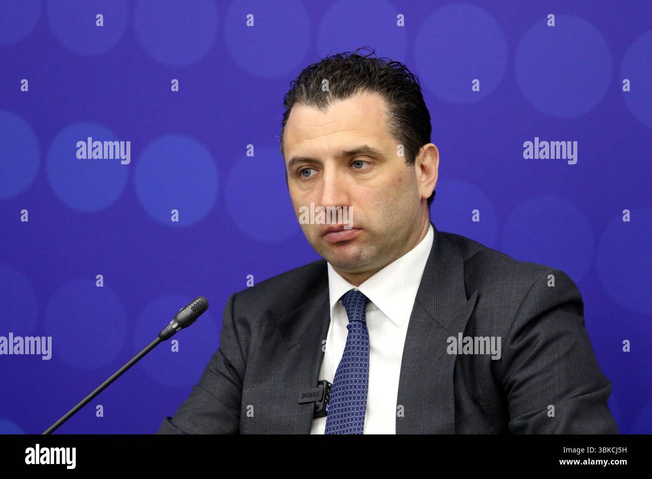 Sankt Petersburg, Russland. Juni 2025. Roman Rotenberg, erster Vizepräsident des Russischen Eishockeyverbandes, sah während der Zukunft der Sportverbände den Fall für private Management Partner Sitzung des XXVIII St. Petersburg International Economic Forum im Expo Forum Convention and Exhibition Center. Quelle: SOPA Images Limited/Alamy Live News Stockfoto
