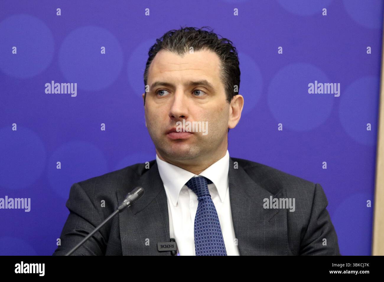 Sankt Petersburg, Russland. Juni 2025. Roman Rotenberg, erster Vizepräsident des Russischen Eishockeyverbandes, sah während der Zukunft der Sportverbände den Fall für private Management Partner Sitzung des XXVIII St. Petersburg International Economic Forum im Expo Forum Convention and Exhibition Center. Quelle: SOPA Images Limited/Alamy Live News Stockfoto