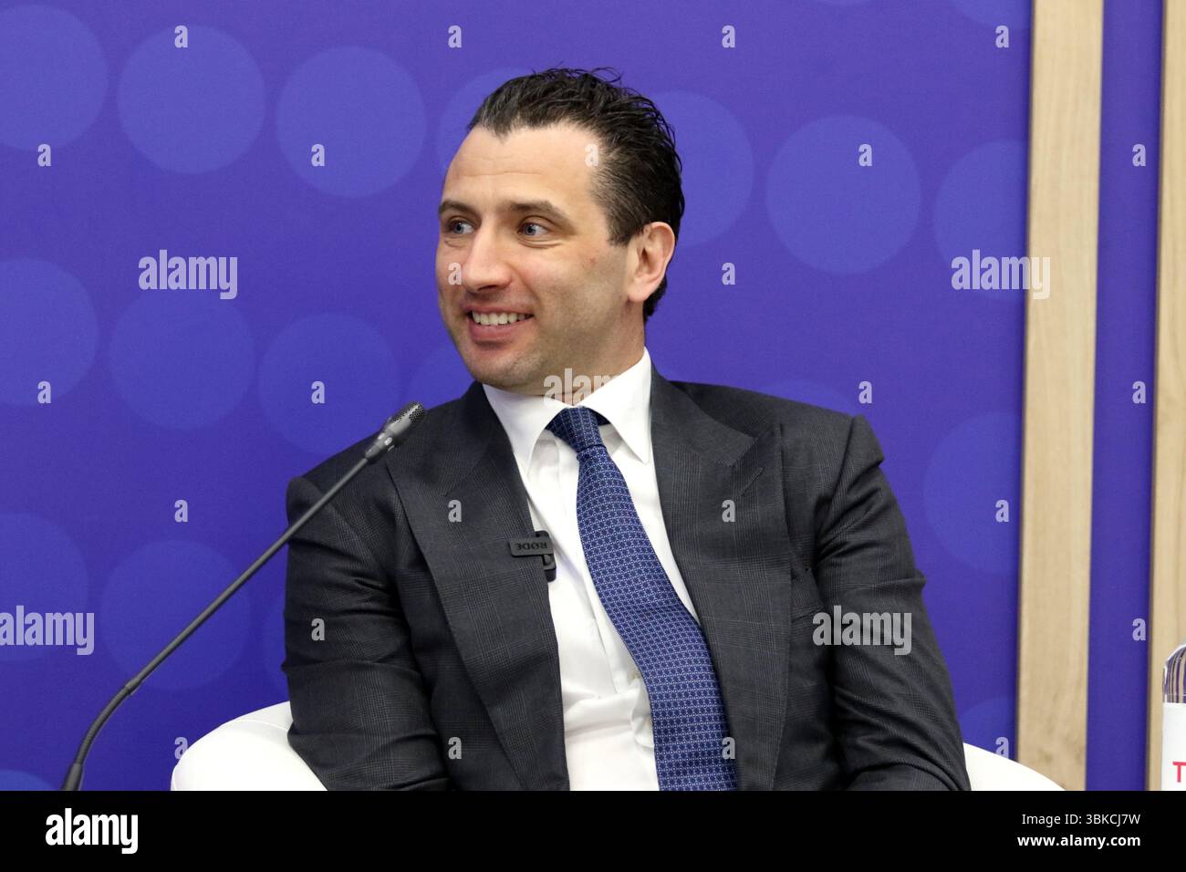 Sankt Petersburg, Russland. Juni 2025. Roman Rotenberg, erster Vizepräsident des Russischen Eishockeyverbandes, sah während der Zukunft der Sportverbände den Fall für private Management Partner Sitzung des XXVIII St. Petersburg International Economic Forum im Expo Forum Convention and Exhibition Center. Quelle: SOPA Images Limited/Alamy Live News Stockfoto