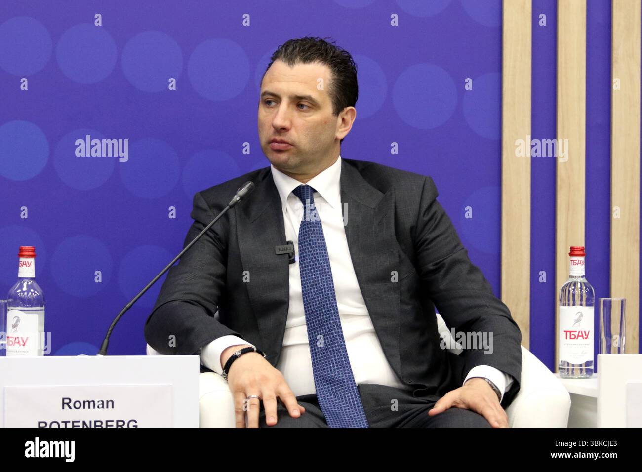 Sankt Petersburg, Russland. Juni 2025. Roman Rotenberg, erster Vizepräsident des Russischen Eishockeyverbandes, sah während der Zukunft der Sportverbände den Fall für private Management Partner Sitzung des XXVIII St. Petersburg International Economic Forum im Expo Forum Convention and Exhibition Center. (Foto: Maksim Konstantinov/SOPA Images/SIPA USA) Credit: SIPA USA/Alamy Live News Stockfoto