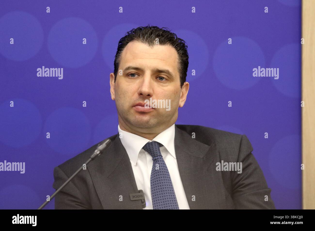 Sankt Petersburg, Russland. Juni 2025. Roman Rotenberg, erster Vizepräsident des Russischen Eishockeyverbandes, sah während der Zukunft der Sportverbände den Fall für private Management Partner Sitzung des XXVIII St. Petersburg International Economic Forum im Expo Forum Convention and Exhibition Center. (Foto: Maksim Konstantinov/SOPA Images/SIPA USA) Credit: SIPA USA/Alamy Live News Stockfoto