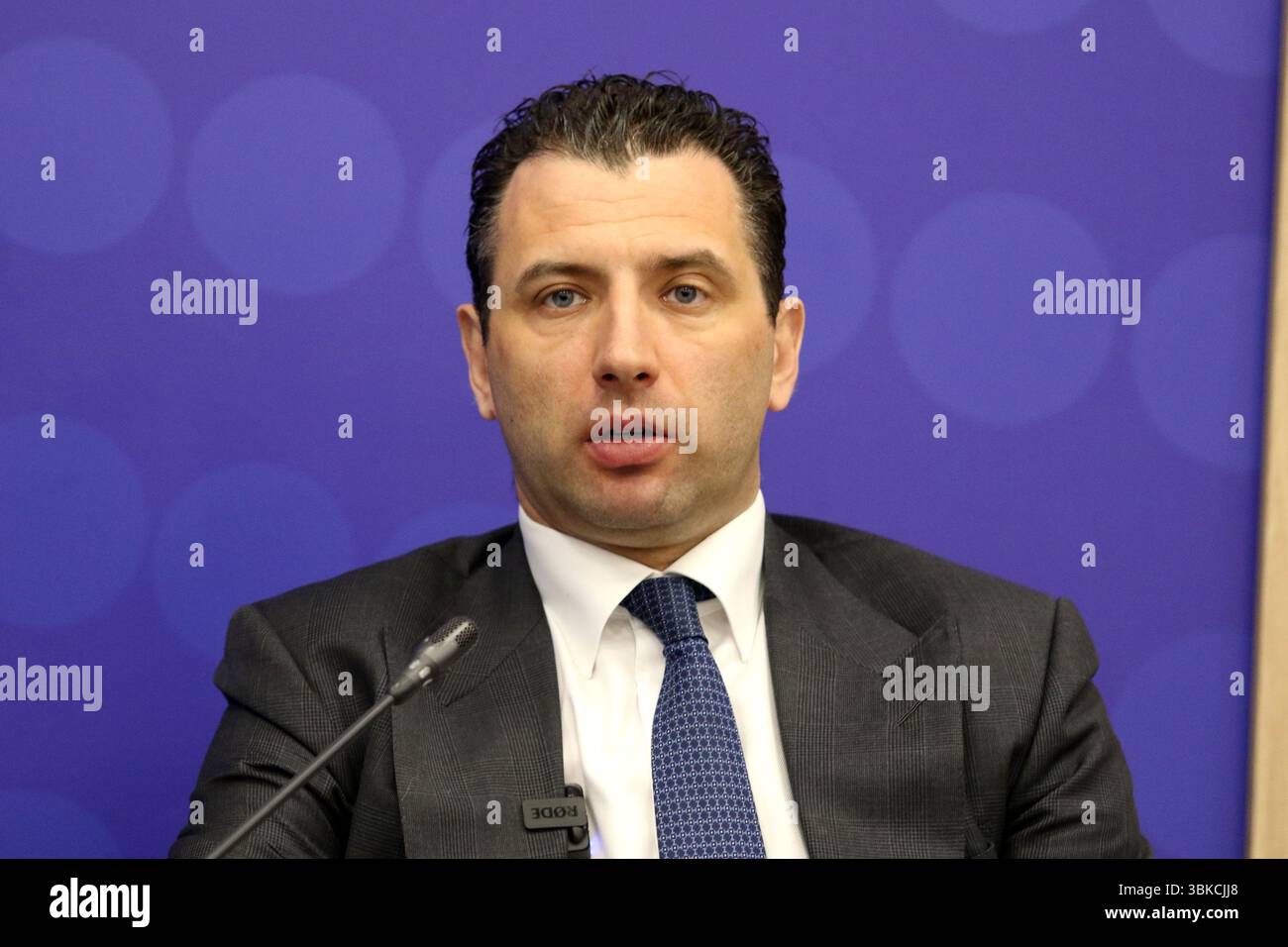 Sankt Petersburg, Russland. Juni 2025. Roman Rotenberg, erster Vizepräsident des Russischen Eishockeyverbandes, sah während der Zukunft der Sportverbände den Fall für private Management Partner Sitzung des XXVIII St. Petersburg International Economic Forum im Expo Forum Convention and Exhibition Center. (Foto: Maksim Konstantinov/SOPA Images/SIPA USA) Credit: SIPA USA/Alamy Live News Stockfoto