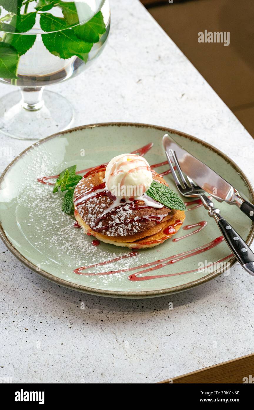 Pfannkuchen mit Eis und Beerensauce Stockfoto