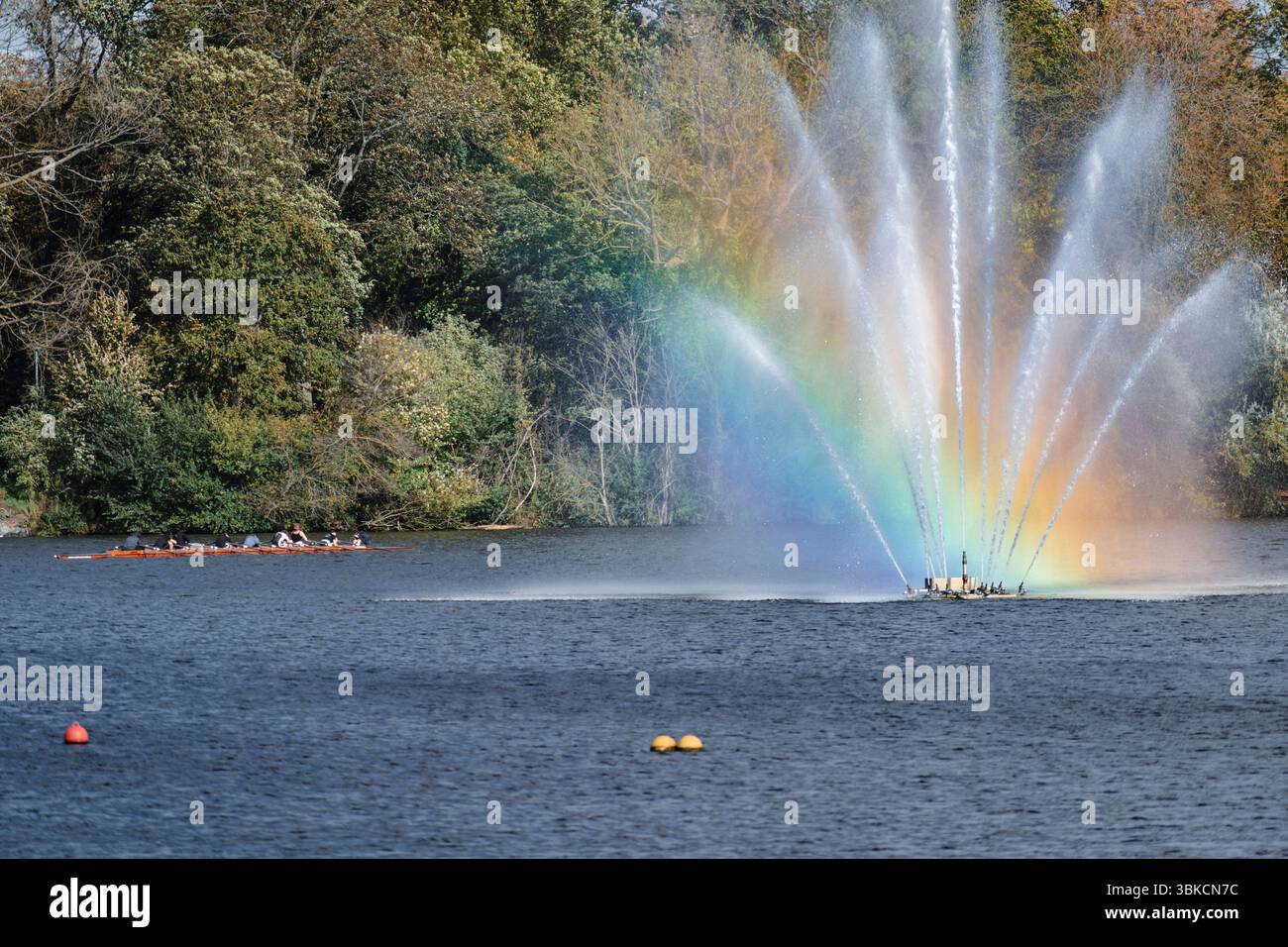 Gewässer in Metz in der Nähe des Kais der Regatten entlang der Mosel, Freizeit- und Sportaktivitäten Stockfoto