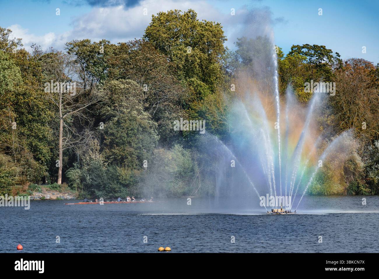 Gewässer in Metz in der Nähe des Kais der Regatten entlang der Mosel, Freizeit- und Sportaktivitäten Stockfoto