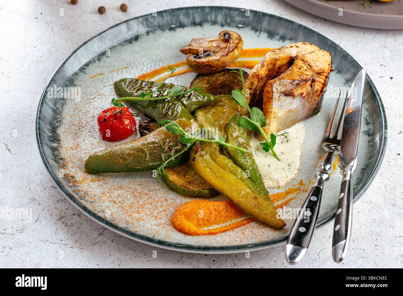 Forellensteak mit gegrilltem Gemüse und Pilzen Stockfoto
