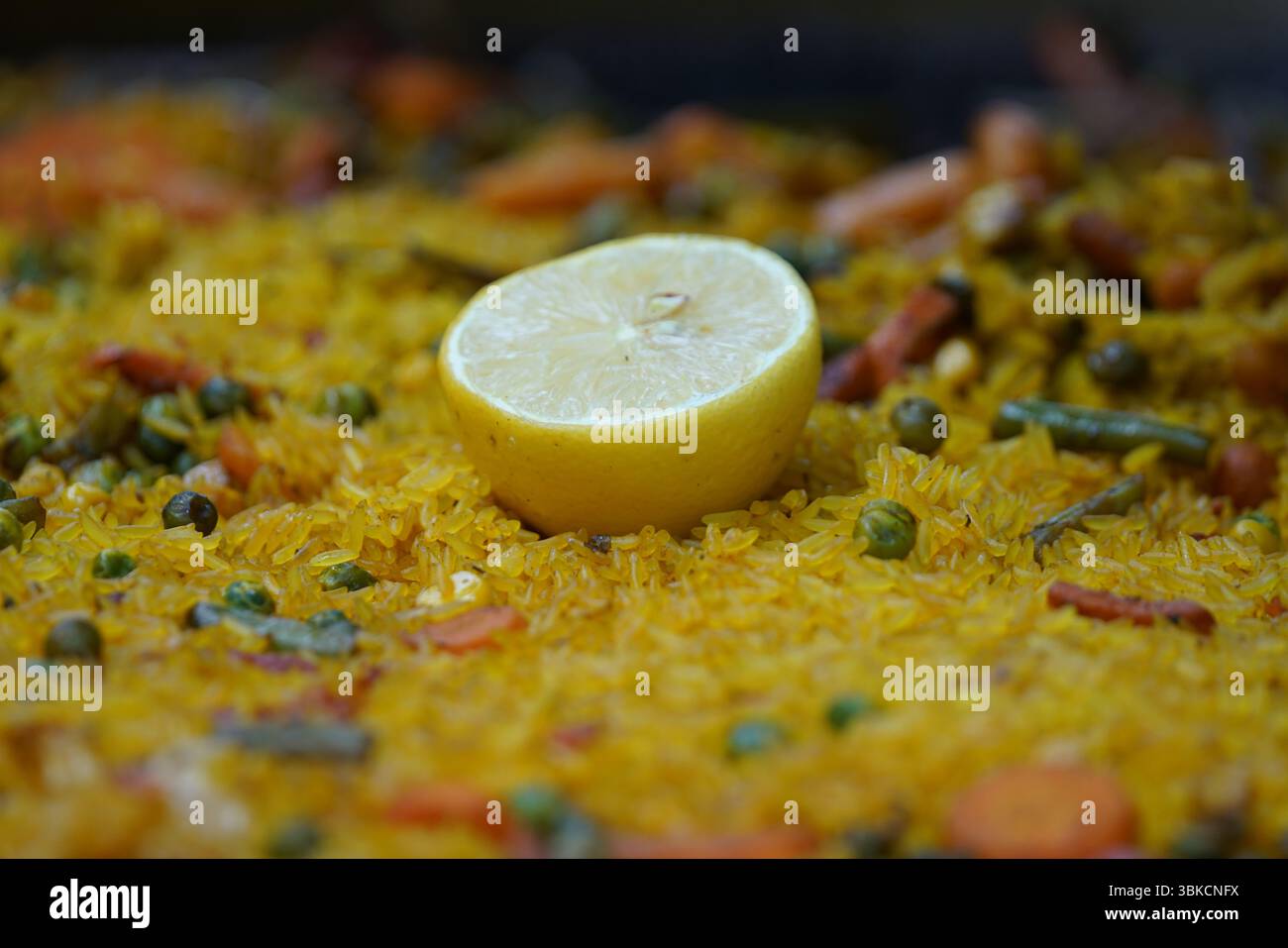 Köstliches Paella-Gericht mit Zitronengarne und lebendigem Gemüse. Greenwich, London, England Stockfoto