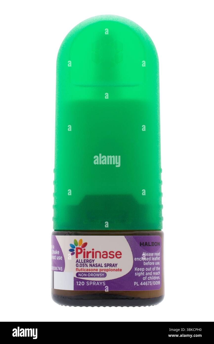 Sprühflasche mit Pirinase Allergy Nasenspray auf weißem Hintergrund Stockfoto