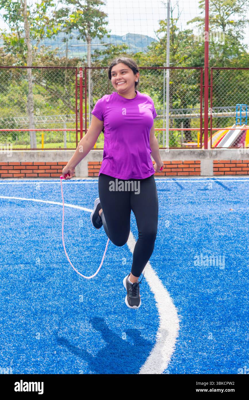 Latina Woman genießt ein lustiges Outdoor-Workout Stockfoto