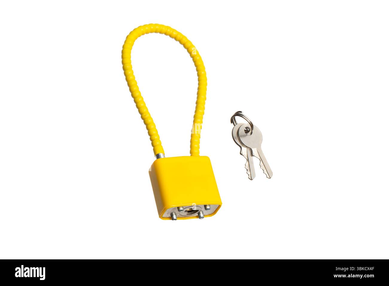 Hellgelbes Schlossschloss mit zwei Schlüsseln auf weißem Hintergrund Stockfoto