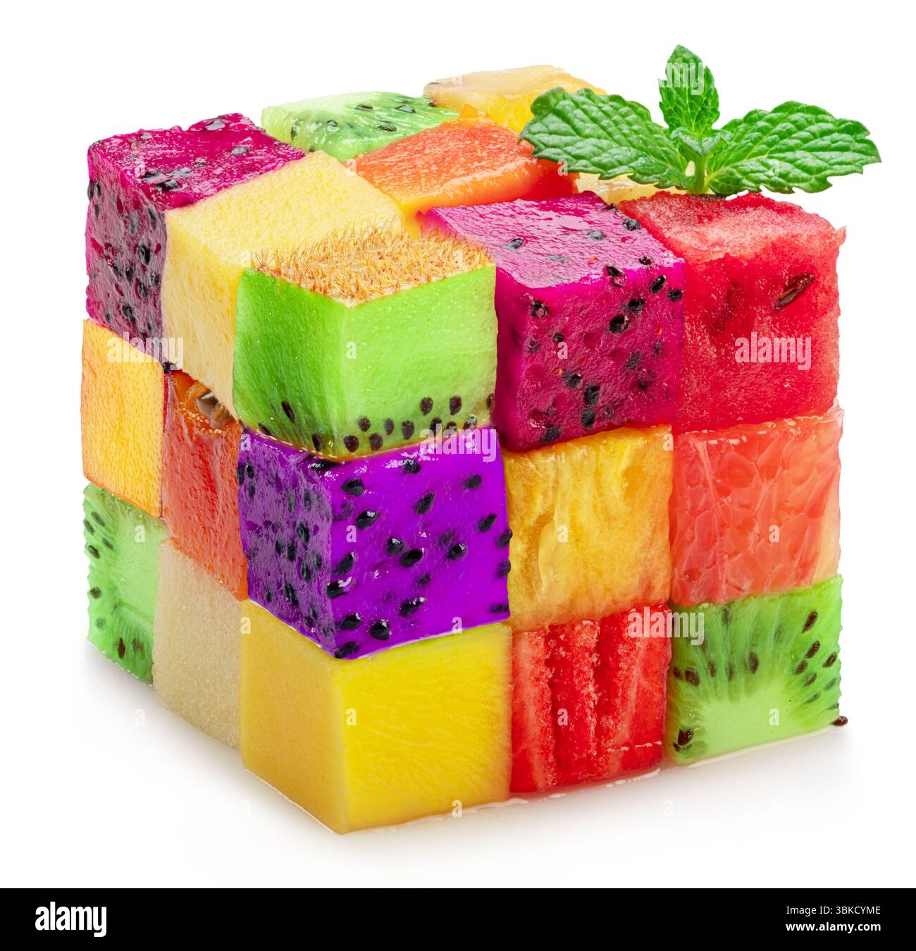 Puzzle Cube besteht aus einer Kombination verschiedener Fruchtwürfel, die auf weißem Hintergrund isoliert sind. Stockfoto