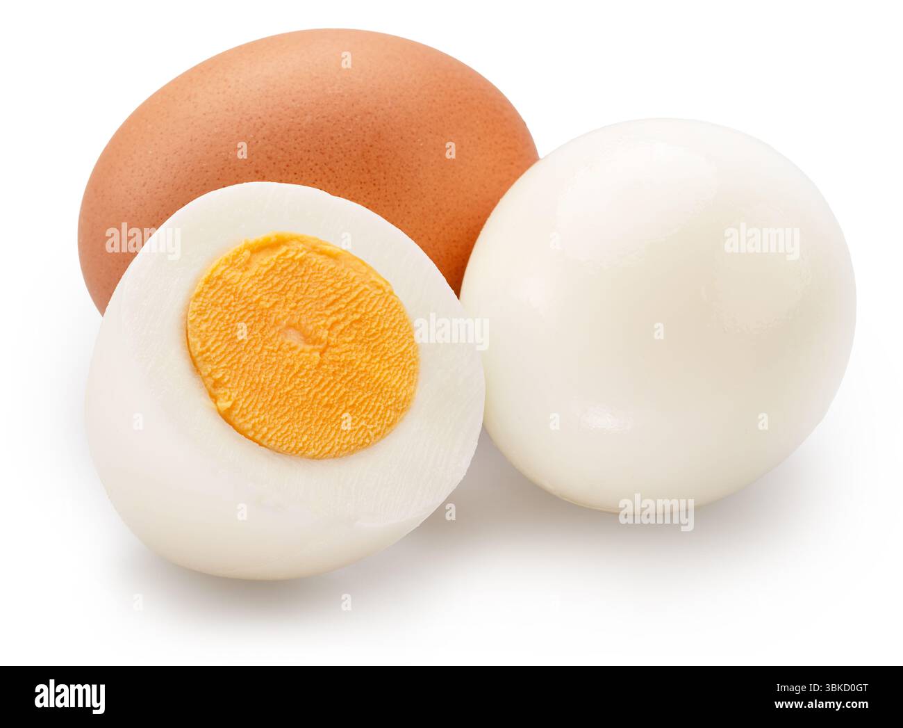 Hartgekochte Hühnereier und die Hälfte Ei mit gelbem hartem Eigelb auf weißem Hintergrund. Datei enthält Beschneidungspfad. Stockfoto