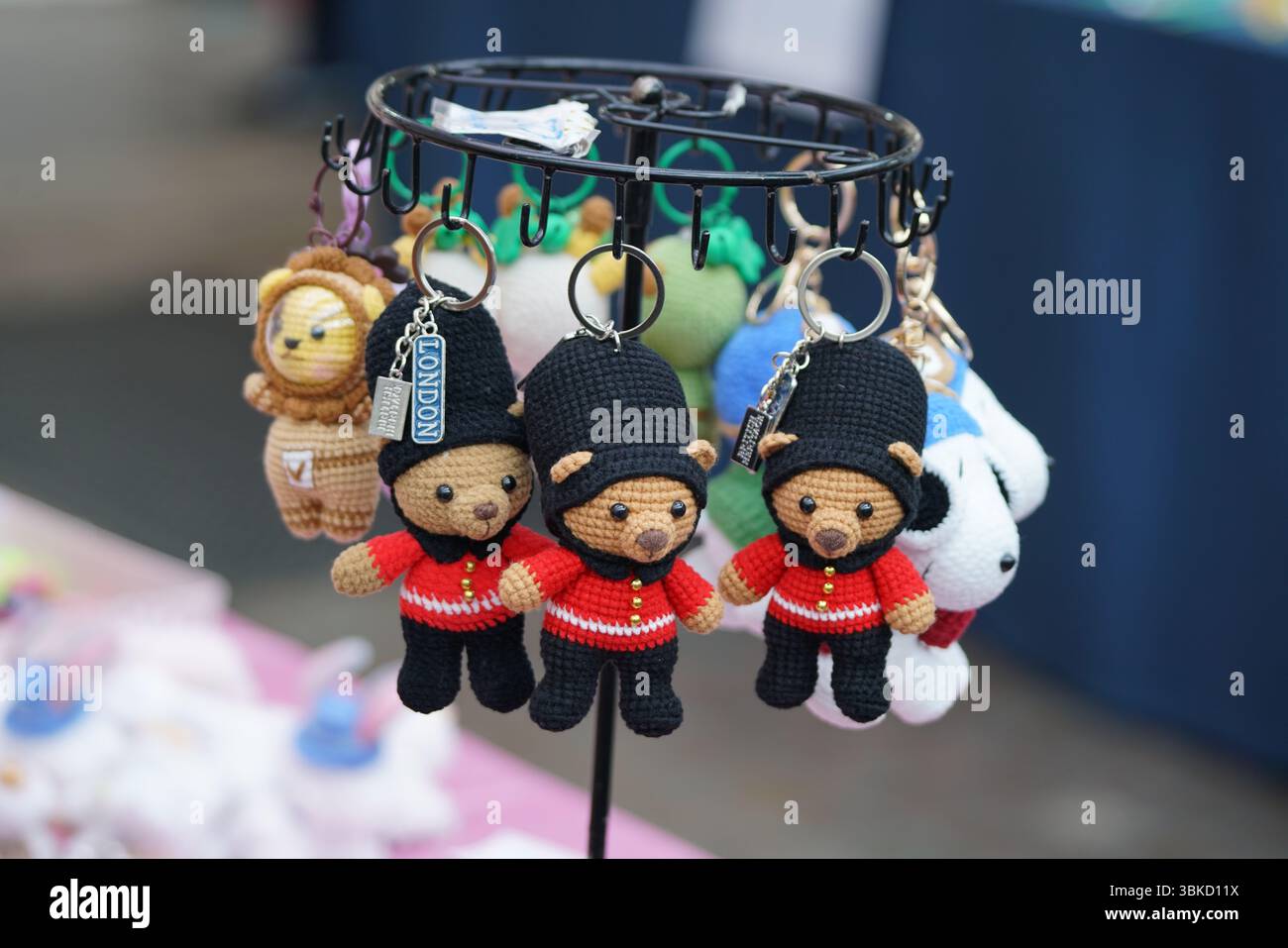 Bunte Schlüsselanhänger mit süßen Teddybären und ikonischen britischen Designs. Greenwich, London, England Stockfoto