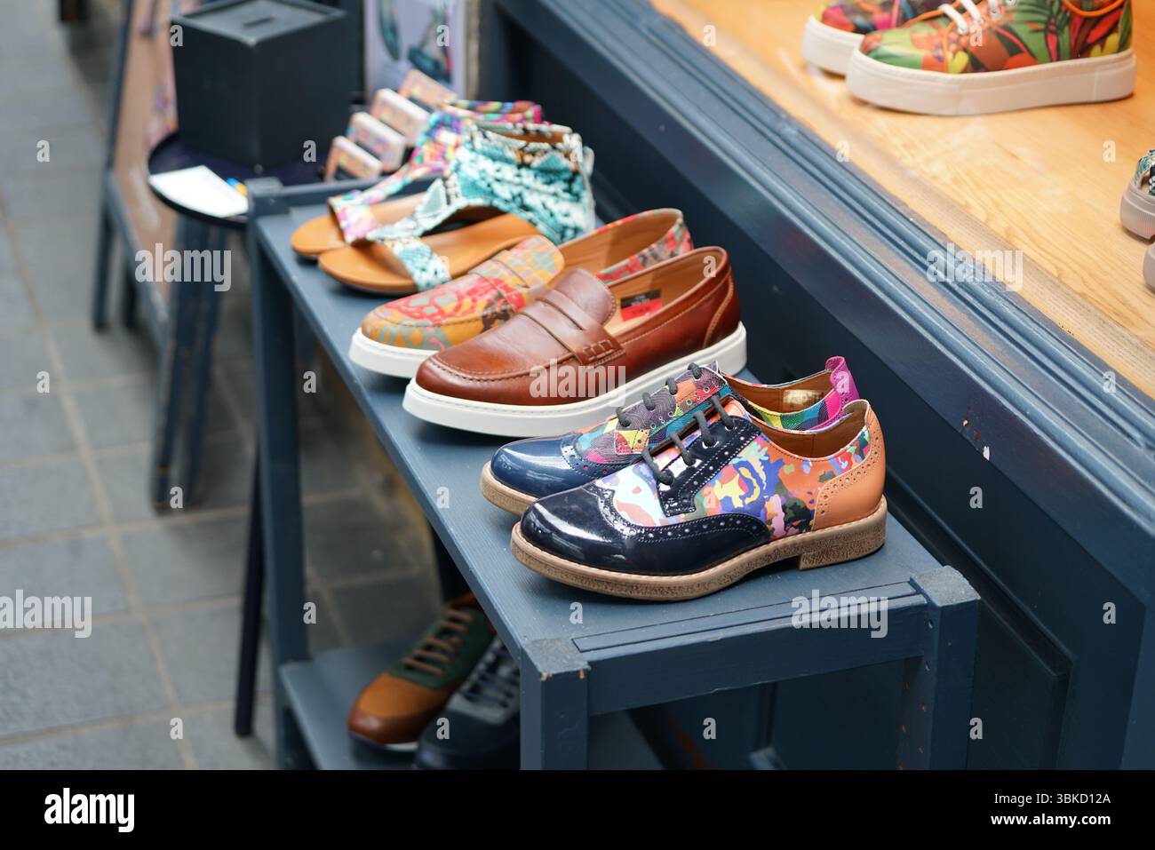 Farbenfrohe Designerschuhe auf dem Boutique-Stand für trendige Käufer. Greenwich, London, England Stockfoto