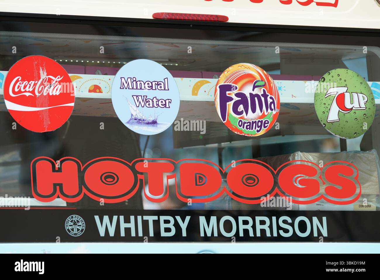 Werbeaufkleber für Getränke und Snacks, die an einem Fahrzeugfenster angebracht sind. Greenwich, London, England Stockfoto