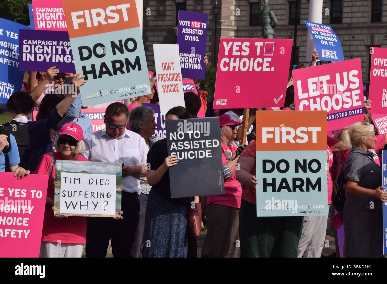 London, Großbritannien. Juni 2025. Sowohl Befürworter als auch Gegner des Assisted Dying Bill treffen sich auf dem Parliament Square, während Parlamentsabgeordnete das Gesetz weiter diskutieren. Quelle: Vuk Valcic/Alamy Live News Stockfoto