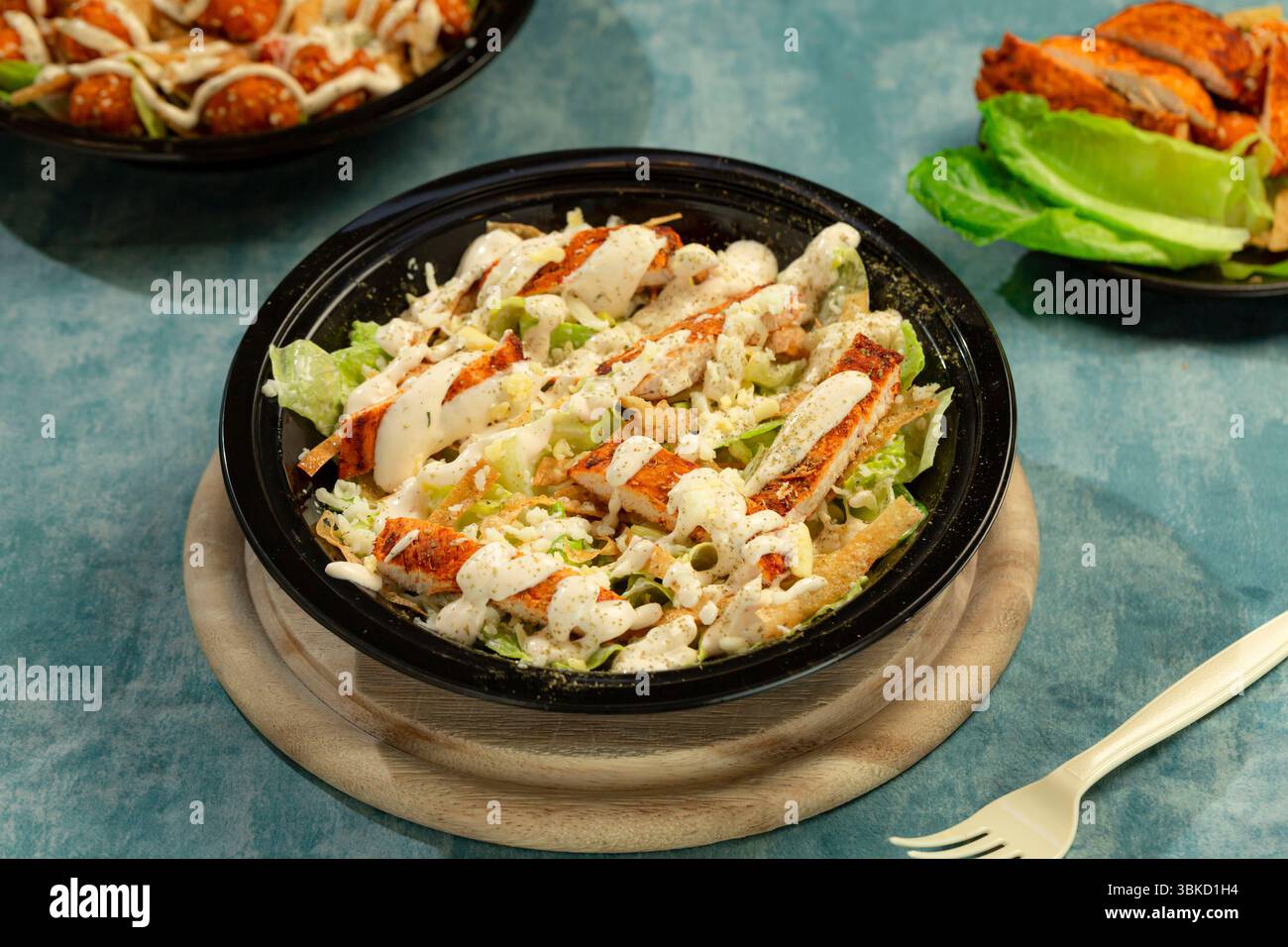 Caesar-Salat mit gegrilltem Hähnchensalat und Caesar-Dressing. Stockfoto