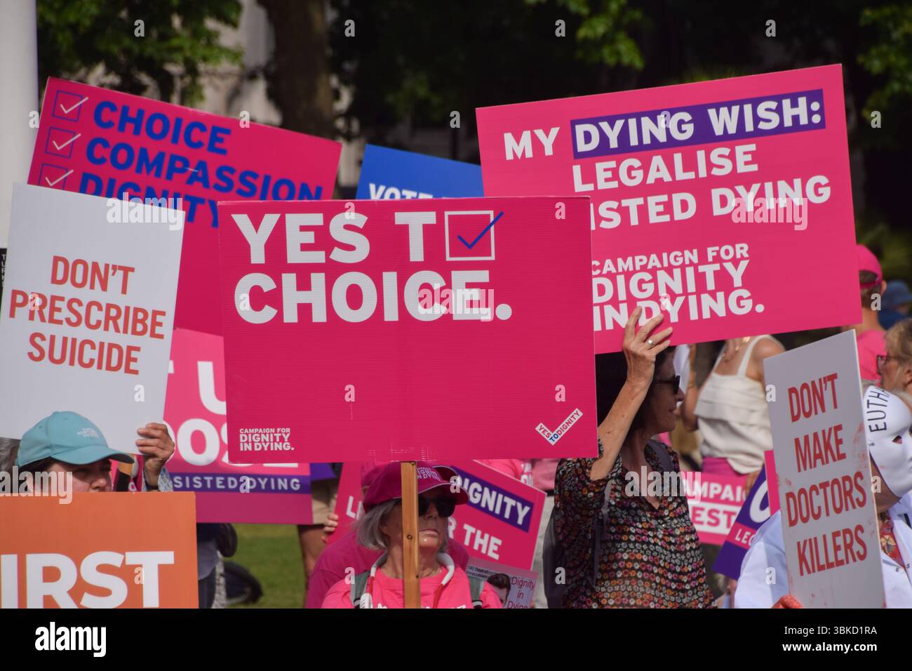 London, Großbritannien. Juni 2025. Sowohl Befürworter als auch Gegner des Assisted Dying Bill treffen sich auf dem Parliament Square, während Parlamentsabgeordnete das Gesetz weiter diskutieren. Quelle: Vuk Valcic/Alamy Live News Stockfoto