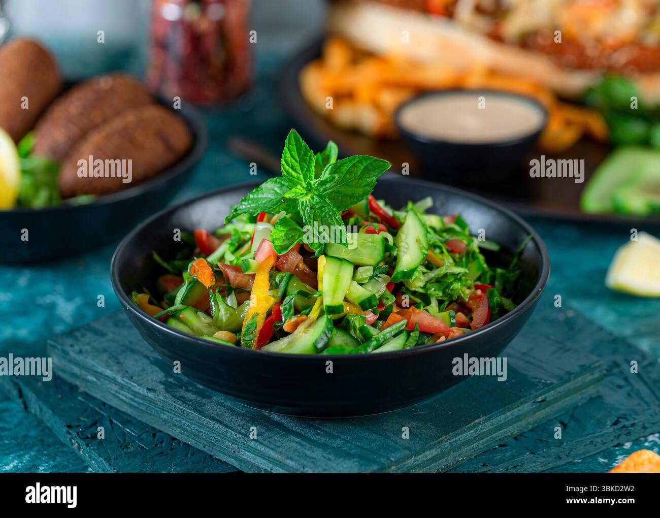 Gemüsesalat mit Tomaten und Gurken Diätsalat. Stockfoto