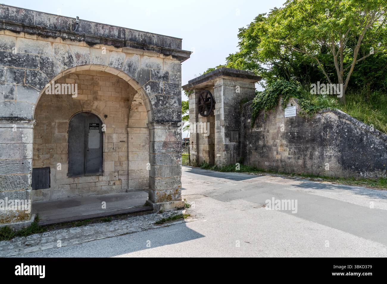 Teil der Festungsmauer auf der Insel Aix, Charente-Maritime. Fort de la Rade, Île-d'Aix, Nouvelle-Aquitaine, Frankreich Stockfoto