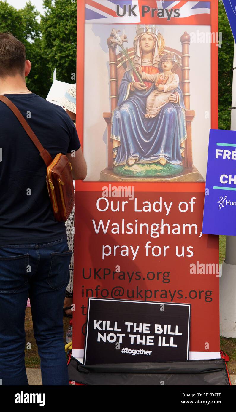London UK 20. Juni 2025. Die MPS diskutierten heute in der dritten Lesung im Parlament über das Gesetz zur Unterstützung des Sterbens, während Fraktionen von beiden Seiten ängstlich auf dem Parlamentsplatz warteten. Bridget Catterall/AlamyLiveNews Stockfoto