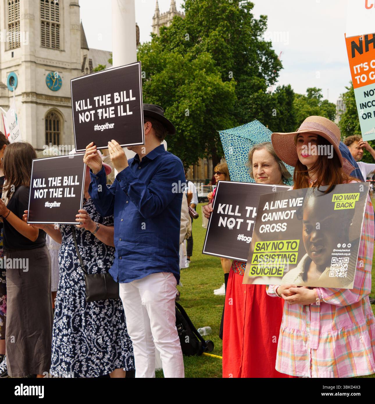 London UK 20. Juni 2025. Die MPS diskutierten heute in der dritten Lesung im Parlament über das Gesetz zur Unterstützung des Sterbens, während Fraktionen von beiden Seiten ängstlich auf dem Parlamentsplatz warteten. Bridget Catterall/AlamyLiveNews Stockfoto
