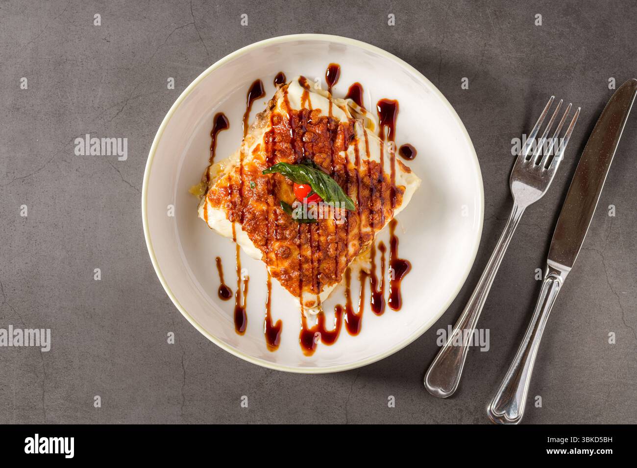 Köstliche hausgemachte Lasagne oder Lasagne, klassische italienische Küche Stockfoto