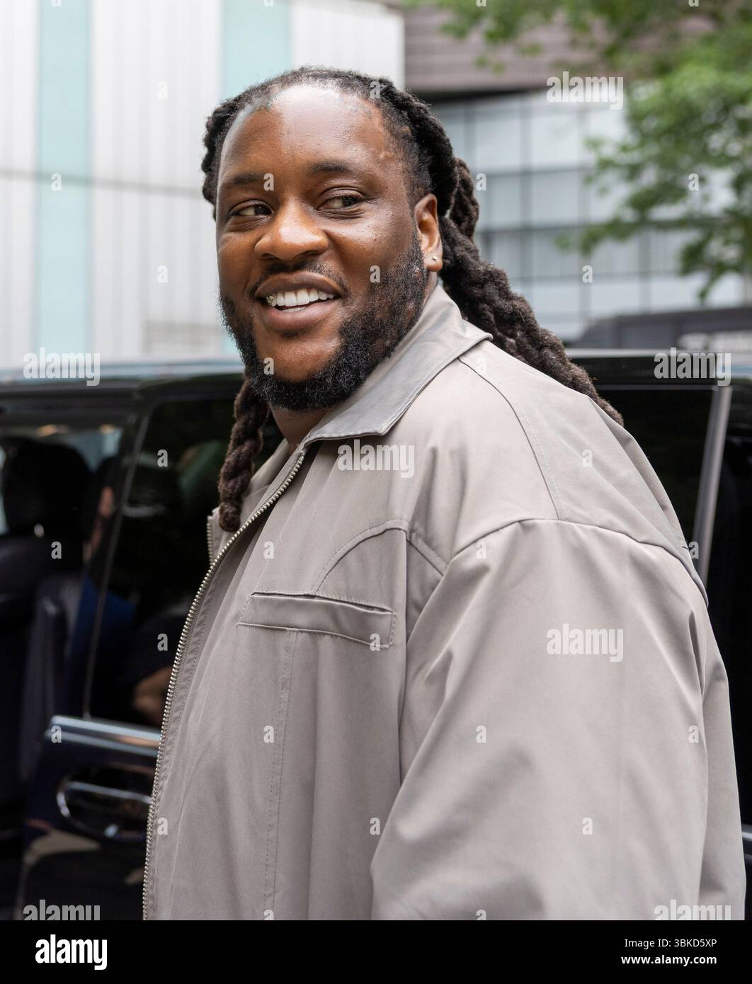 London, Großbritannien. Juni 2025. Omololu Akinlolu vor dem Southwark Crown Court . Chris Brown tritt am Southwark Crown Court auf. Chris Brown ist vor Gericht angekommen, um einen angeblichen Flaschenangriff auf einen Londoner Nachtclub vor zwei Jahren einzubringen. Der amerikanische Sänger, 36, kam heute Morgen am Southwark Crown Court an, beschuldigt, dem Musikproduzenten Abraham Diaw im Februar 2023 schweren körperlichen Schaden zugefügt zu haben. Sein Mitangeklagter Omololu Akinlolu (39), der unter dem Namen Hoody Baby auftritt, bekannte sich nicht schuldig zu derselben Anklage Credit: Karl Black/Alamy Live News Stockfoto