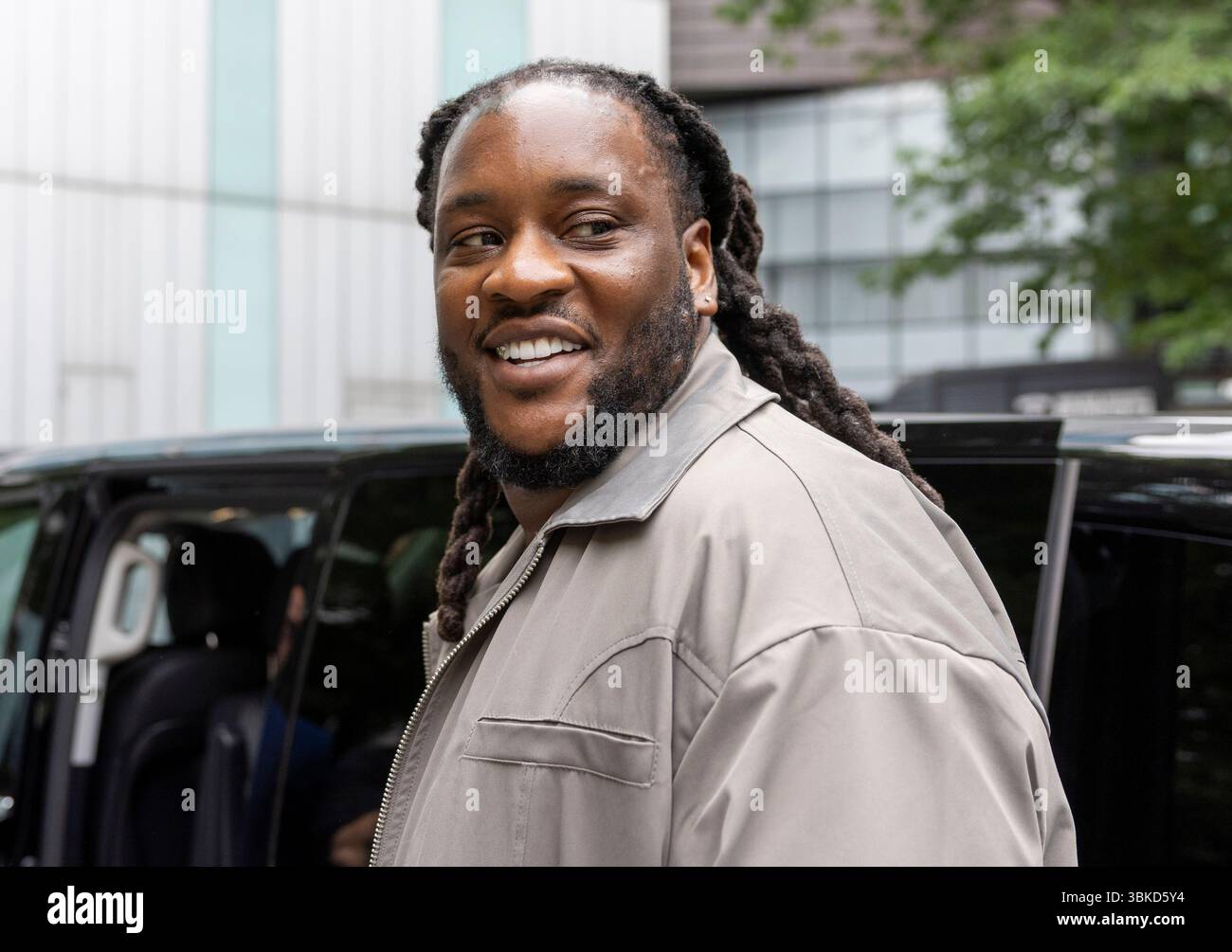 London, Großbritannien. Juni 2025. Omololu Akinlolu vor dem Southwark Crown Court . Chris Brown tritt am Southwark Crown Court auf. Chris Brown ist vor Gericht angekommen, um einen angeblichen Flaschenangriff auf einen Londoner Nachtclub vor zwei Jahren einzubringen. Der amerikanische Sänger, 36, kam heute Morgen am Southwark Crown Court an, beschuldigt, dem Musikproduzenten Abraham Diaw im Februar 2023 schweren körperlichen Schaden zugefügt zu haben. Sein Mitangeklagter Omololu Akinlolu (39), der unter dem Namen Hoody Baby auftritt, bekannte sich nicht schuldig zu derselben Anklage Credit: Karl Black/Alamy Live News Stockfoto