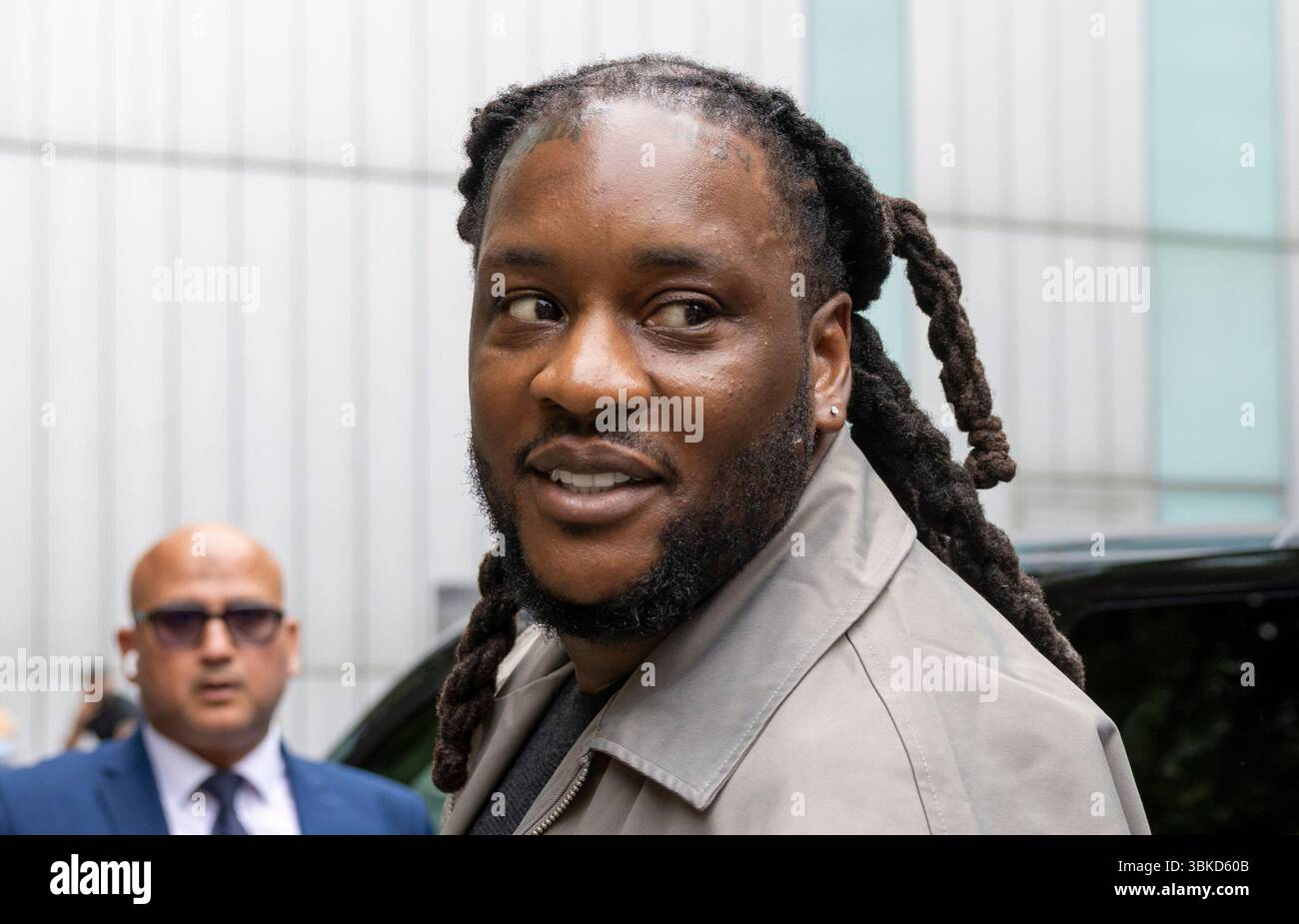 London, Großbritannien. Juni 2025. Omololu Akinlolu vor dem Southwark Crown Court . Chris Brown tritt am Southwark Crown Court auf. Chris Brown ist vor Gericht angekommen, um einen angeblichen Flaschenangriff auf einen Londoner Nachtclub vor zwei Jahren einzubringen. Der amerikanische Sänger, 36, kam heute Morgen am Southwark Crown Court an, beschuldigt, dem Musikproduzenten Abraham Diaw im Februar 2023 schweren körperlichen Schaden zugefügt zu haben. Sein Mitangeklagter Omololu Akinlolu (39), der unter dem Namen Hoody Baby auftritt, bekannte sich nicht schuldig zu derselben Anklage Credit: Karl Black/Alamy Live News Stockfoto