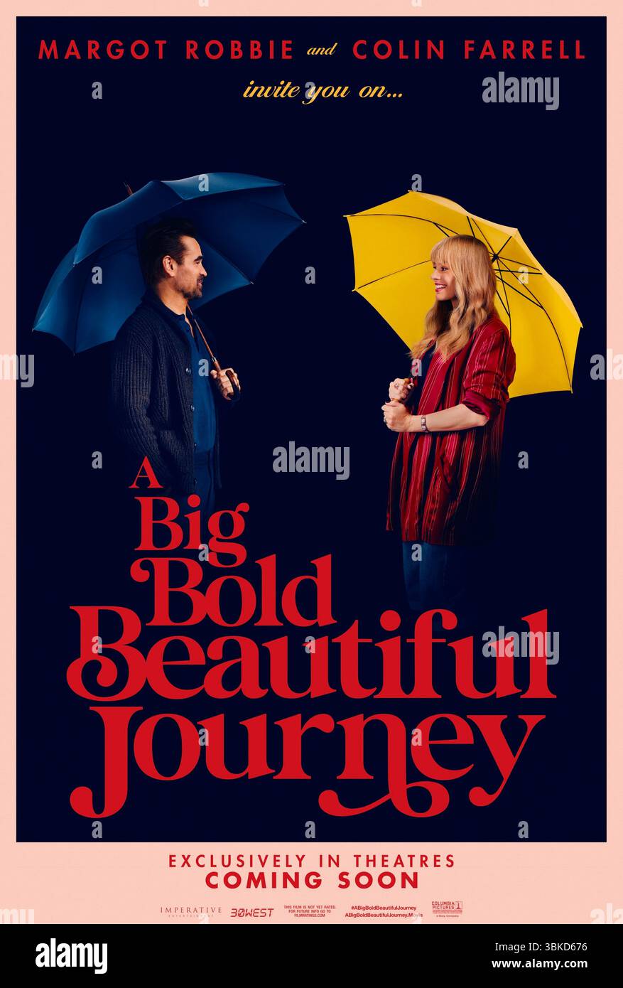 A Big Bold Beautiful Journey (2025) von Kogonada mit Margot Robbie, Colin Farrell und Phoebe Waller-Bridge. Zwei Fremde, David und Sarah, treffen sich auf einer Hochzeit und werden von einem mysteriösen GPS wieder zusammengebracht, das sie auf ein magisches Abenteuer führt. Ihre Reise führt sie durch Türen in ihre wertvollsten und schmerzhaftesten Erinnerungen und verbindet sie auf unerwartete Weise, während sie ihre Pasten konfrontieren und ihre Zukunft verändern. NUR ZUR REDAKTIONELLEN VERWENDUNG des US-Advance-Posters. Quelle: BFA / Columbia Pictures Stockfoto