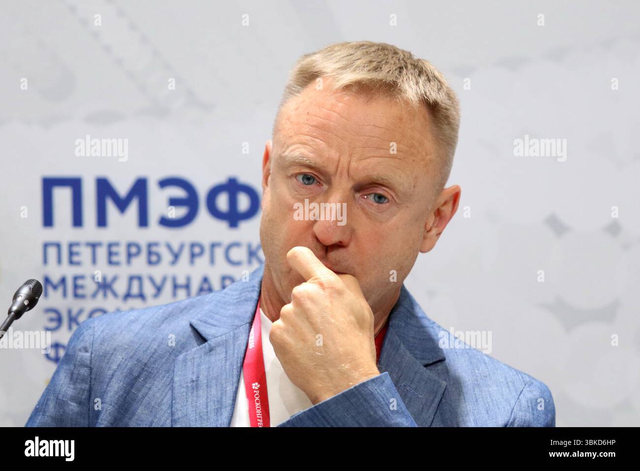 Sankt Petersburg, Russland. Juni 2025. Dmitry Livanov, Rektor des Moskauer Instituts für Physik und Technologie (nationale Forschungsuniversität), sah während der Sitzung der Raumfahrttechnologien die Zukunft der Dienstleistungswirtschaft des XXVIII St. Petersburg International Economic Forum im Expo Forum Convention and Exhibition Center. Quelle: SOPA Images Limited/Alamy Live News Stockfoto
