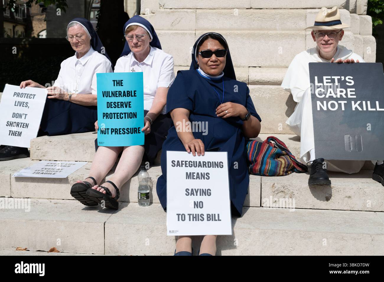 London, Großbritannien. 20. Juni 2025. Die Gegner des Ends of Life Bill – weithin bekannt als „Assisted Dying Bill“ – protestieren vor dem Parlament, während Parlamentsabgeordnete über den vorgeschlagenen Rechtsakt debattieren und sich darauf vorbereiten, über ihn abzustimmen. Das Gesetz würde es unheilbar kranken Erwachsenen mit sechs oder weniger Monaten erlauben, medizinische Hilfe zu erhalten, die ihr eigenes Leben beendet. Gegner, darunter viele Behindertenrechtsaktivisten, Gesundheitspersonal und Glaubensgruppen, fordern eine bessere Finanzierung des NHS sowie eine bessere Betreuung und Unterstützung am Ende des Lebens. Quelle: Ron Fassbender/Alamy Live News Stockfoto