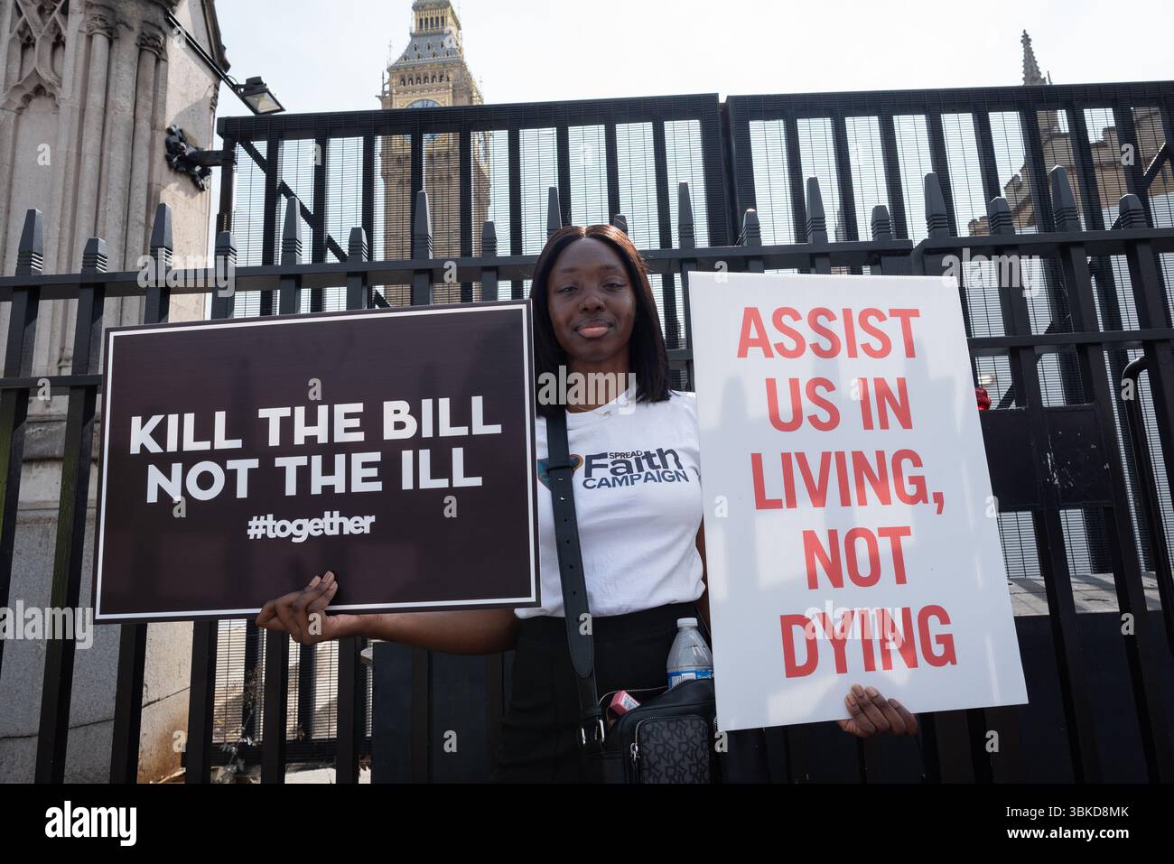London, Großbritannien. 20. Juni 2025. Eine Frau hält Plakate an den Toren des Parlaments, während Gegner des Assisted Dying Bill draußen protestieren, während Parlamentsabgeordnete über die vorgeschlagene Gesetzgebung debattieren und sich vorbereiten. Das Gesetz würde es unheilbar kranken Erwachsenen mit sechs oder weniger Monaten erlauben, medizinische Hilfe zu erhalten, die ihr eigenes Leben beendet. Gegner, darunter viele Behindertenrechtsaktivisten, Gesundheitspersonal und Glaubensgruppen, fordern eine bessere Finanzierung des NHS sowie eine bessere Betreuung und Unterstützung am Ende des Lebens. Quelle: Ron Fassbender/Alamy Live News Stockfoto