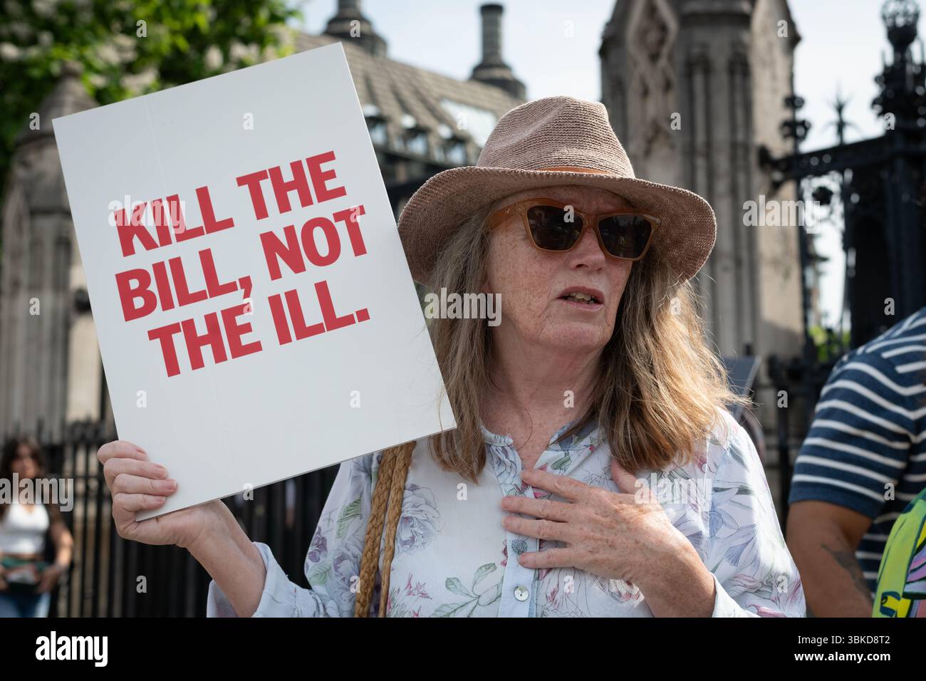 London, Großbritannien. 20. Juni 2025. Eine Frau hält ein Plakat mit der Aufschrift "Kill the Bill, Not the Idiot", während Gegner des Sterbegesetzes vor dem Parlament protestieren, während Parlamentsabgeordnete über die vorgeschlagene Gesetzgebung debattieren und sich darauf vorbereiten, über sie abzustimmen. Das Gesetz würde es unheilbar kranken Erwachsenen mit sechs oder weniger Monaten erlauben, medizinische Hilfe zu erhalten, die ihr eigenes Leben beendet. Gegner, darunter viele Behindertenrechtsaktivisten, Gesundheitspersonal und Glaubensgruppen, fordern eine bessere Finanzierung des NHS sowie eine bessere Betreuung und Unterstützung am Ende des Lebens. Quelle: Ron Fassbender/Alamy Live News Stockfoto