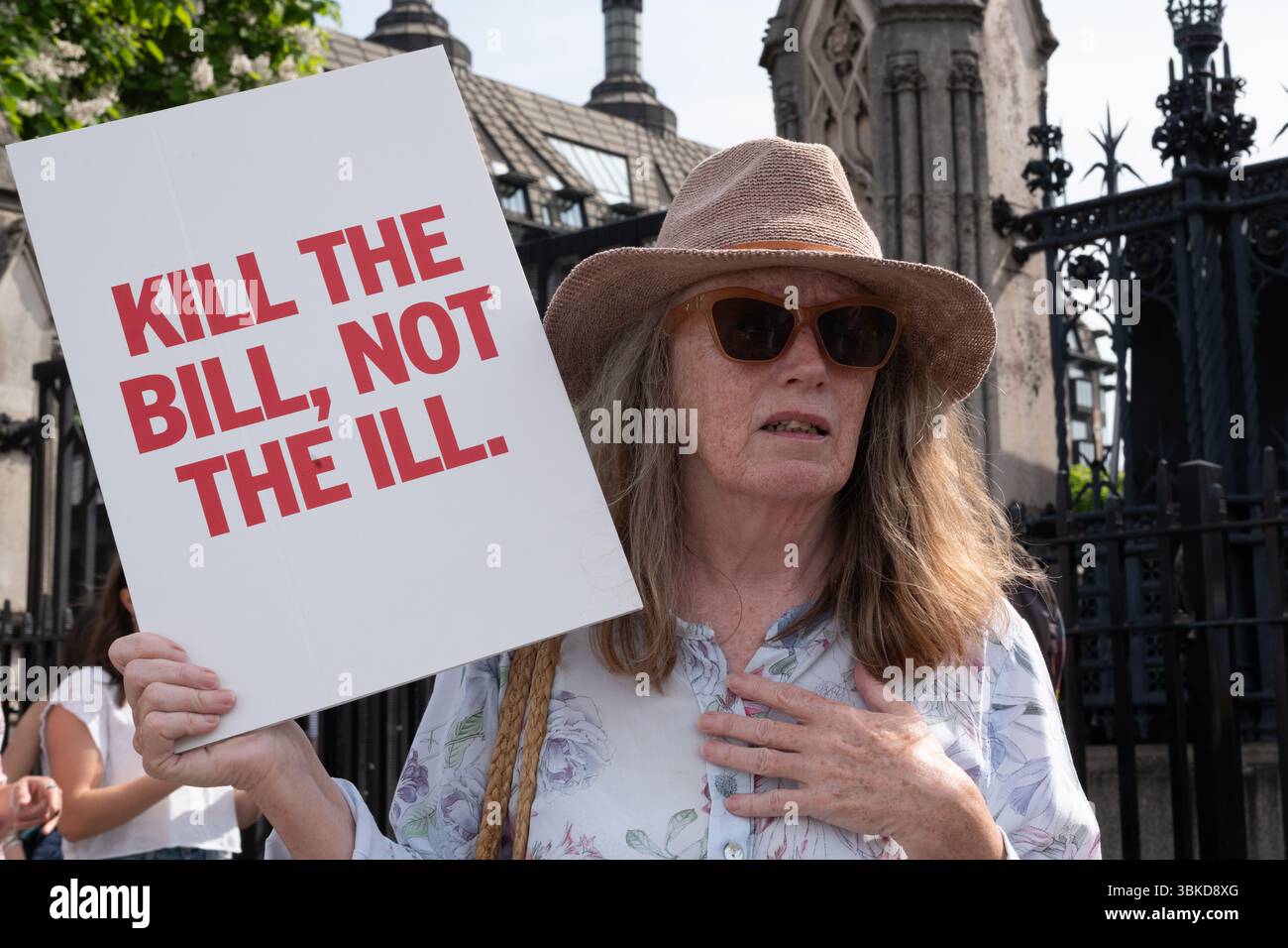 London, Großbritannien. 20. Juni 2025. Eine Frau hält ein Plakat mit der Aufschrift "Kill the Bill, Not the Idiot", während Gegner des Sterbegesetzes vor dem Parlament protestieren, während Parlamentsabgeordnete über die vorgeschlagene Gesetzgebung debattieren und sich darauf vorbereiten, über sie abzustimmen. Das Gesetz würde es unheilbar kranken Erwachsenen mit sechs oder weniger Monaten erlauben, medizinische Hilfe zu erhalten, die ihr eigenes Leben beendet. Gegner, darunter viele Behindertenrechtsaktivisten, Gesundheitspersonal und Glaubensgruppen, fordern eine bessere Finanzierung des NHS sowie eine bessere Betreuung und Unterstützung am Ende des Lebens. Quelle: Ron Fassbender/Alamy Live News Stockfoto