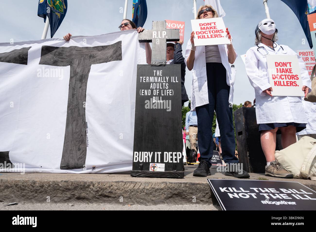 London, Großbritannien. 20. Juni 2025. Die Gegner des Ends of Life Bill – weithin bekannt als „Assisted Dying Bill“ – protestieren vor dem Parlament, während Parlamentsabgeordnete über den vorgeschlagenen Rechtsakt debattieren und sich darauf vorbereiten, über ihn abzustimmen. Das Gesetz würde es unheilbar kranken Erwachsenen mit sechs oder weniger Monaten erlauben, medizinische Hilfe zu erhalten, die ihr eigenes Leben beendet. Gegner, darunter viele Behindertenrechtsaktivisten, Gesundheitspersonal und Glaubensgruppen, fordern eine bessere Finanzierung des NHS sowie eine bessere Betreuung und Unterstützung am Ende des Lebens. Quelle: Ron Fassbender/Alamy Live News Stockfoto