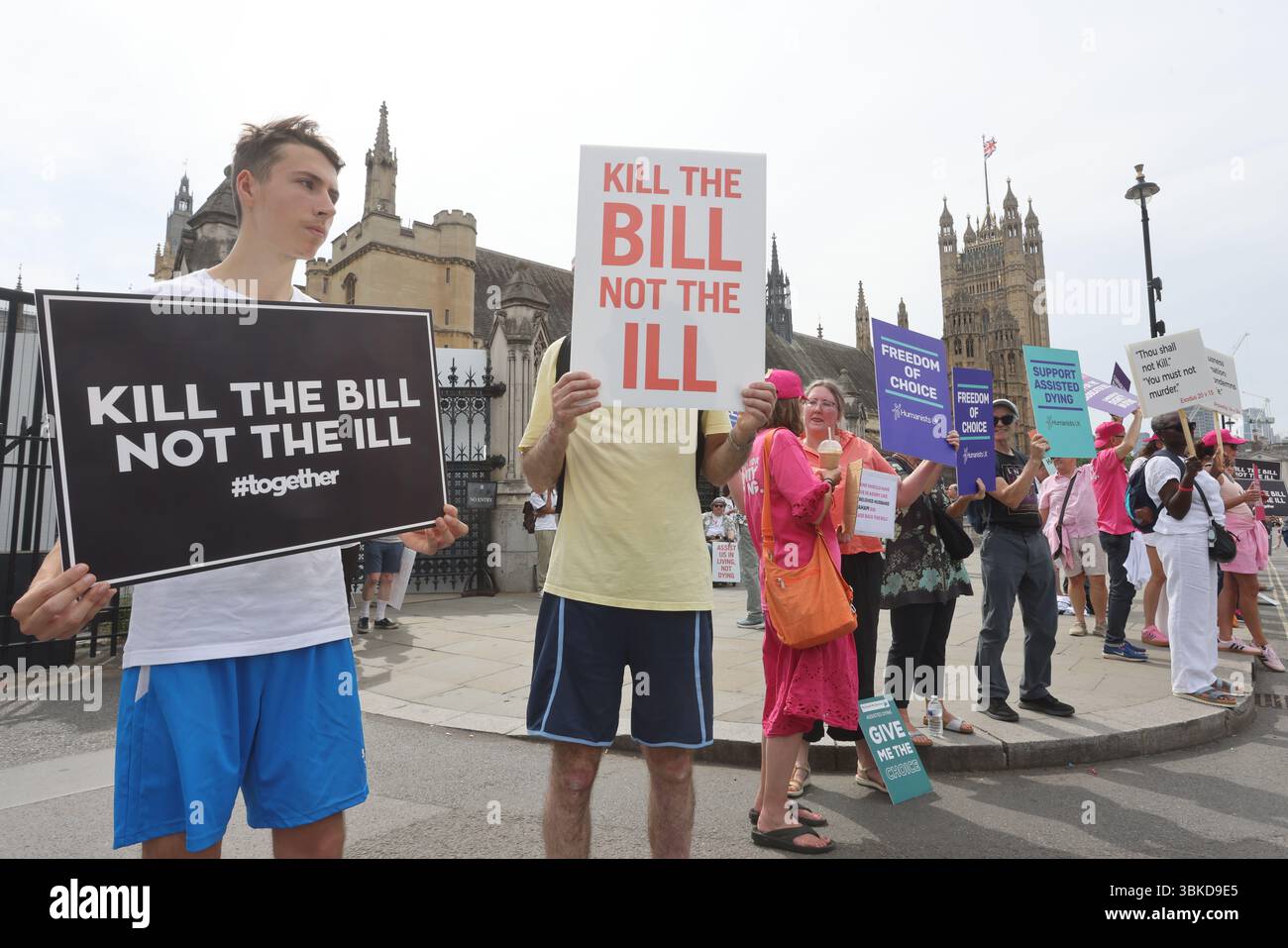 London, UK, 19. Juni 2025. Befürworter beider Seiten des Arguments schieben ihre Fälle außerhalb des Parlaments, während Parlamentsabgeordnete das Gesetz zur Unterstützung des Sterbens diskutieren, bevor heute Nachmittag eine knappe Abstimmung über die umstrittene Gesetzgebung stattfindet. Kredit : Monica Wells/Alamy Live News Stockfoto