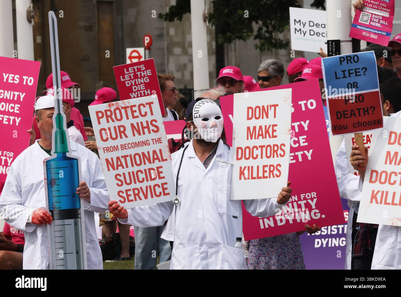 London, UK, 19. Juni 2025. Befürworter beider Seiten des Arguments schieben ihre Fälle außerhalb des Parlaments, während Parlamentsabgeordnete das Gesetz zur Unterstützung des Sterbens diskutieren, bevor heute Nachmittag eine knappe Abstimmung über die umstrittene Gesetzgebung stattfindet. Kredit : Monica Wells/Alamy Live News Stockfoto