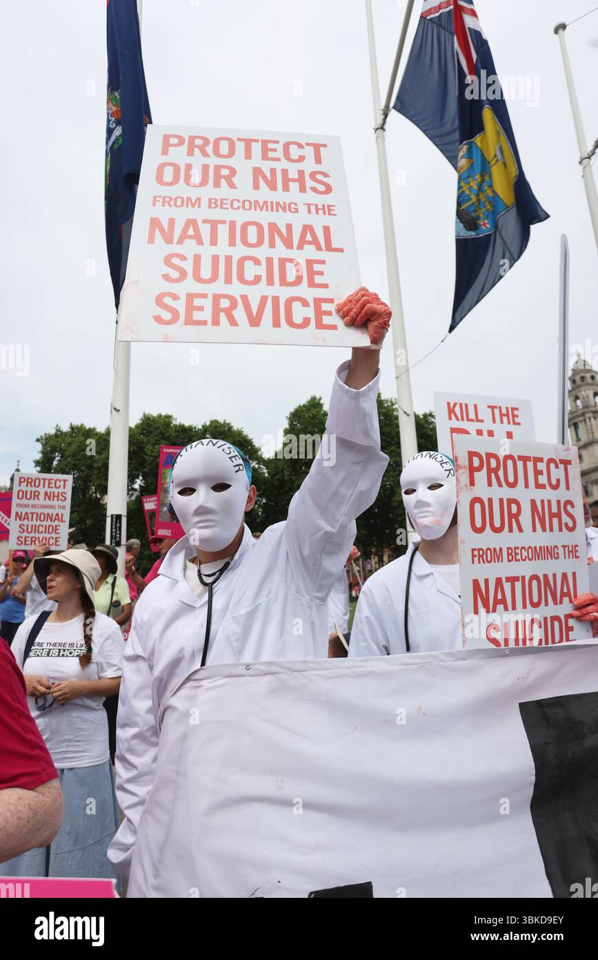 London, UK, 19. Juni 2025. Befürworter beider Seiten des Arguments schieben ihre Fälle außerhalb des Parlaments, während Parlamentsabgeordnete das Gesetz zur Unterstützung des Sterbens diskutieren, bevor heute Nachmittag eine knappe Abstimmung über die umstrittene Gesetzgebung stattfindet. Kredit : Monica Wells/Alamy Live News Stockfoto