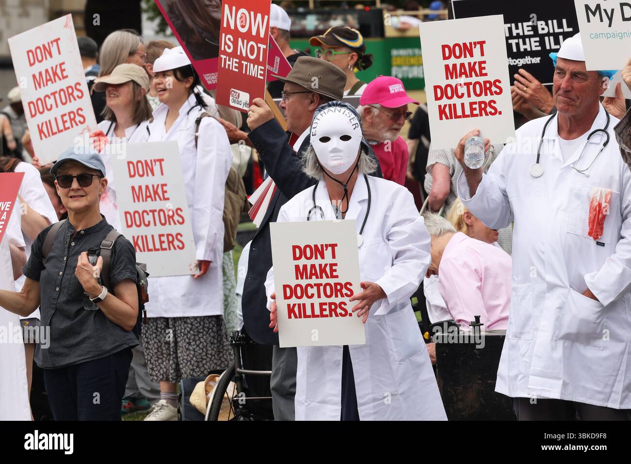 London, UK, 19. Juni 2025. Befürworter beider Seiten des Arguments schieben ihre Fälle außerhalb des Parlaments, während Parlamentsabgeordnete das Gesetz zur Unterstützung des Sterbens diskutieren, bevor heute Nachmittag eine knappe Abstimmung über die umstrittene Gesetzgebung stattfindet. Kredit : Monica Wells/Alamy Live News Stockfoto