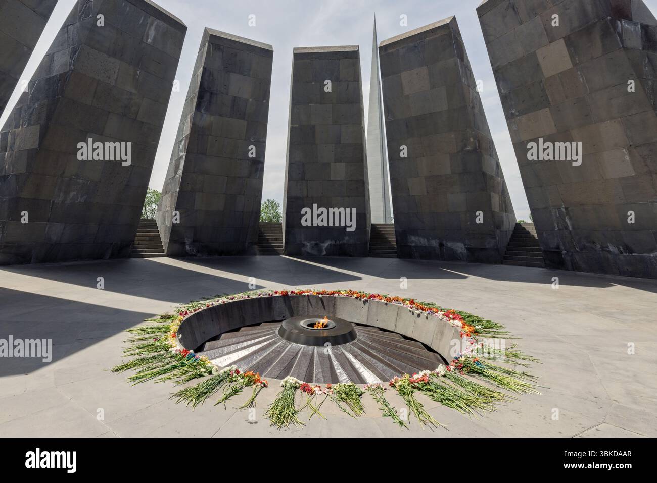Der Armenische Völkermord-Gedenkkomplex in Zsitsernakaberd ist eine ergreifende Hommage an die Opfer, die das Gedenken fördert und das Verständnis fördert Stockfoto