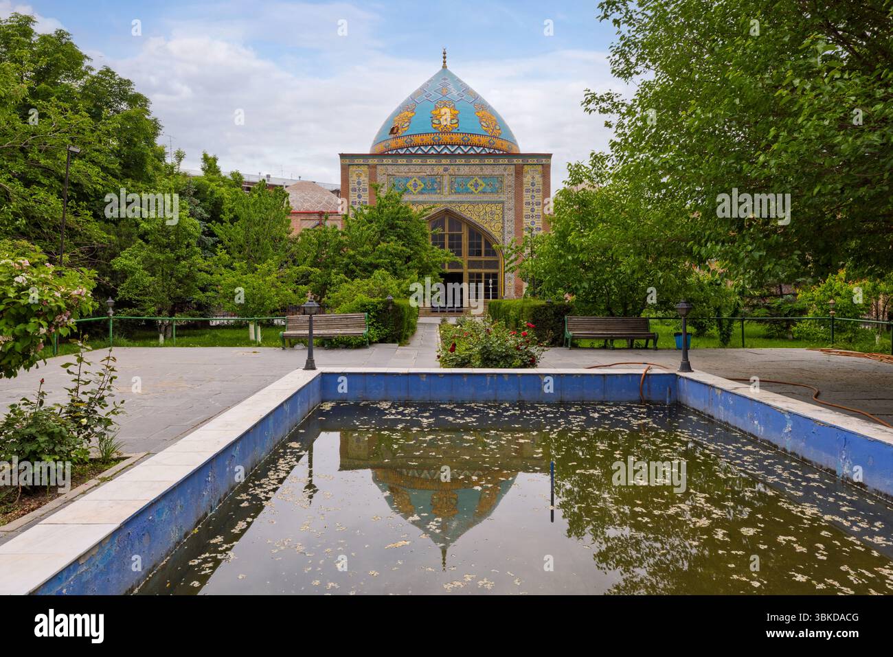 Die Blaue Moschee, eine lebendige persische Moschee aus dem 18. Jahrhundert in Jerewan, zeigt exquisite iranische Architektur und dient als bedeutendes kulturelles Zentrum Stockfoto Die Blaue Moschee, eine lebendige persische Moschee aus dem 18. Jahrhundert in Jerewan, zeigt exquisite iranische Architektur und dient als bedeutendes kulturelles Zentrum Stockfoto
