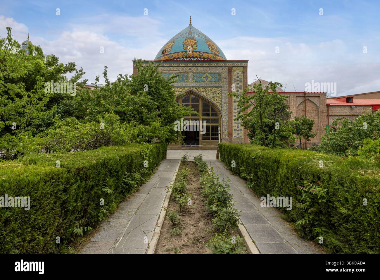 Die Blaue Moschee, eine lebendige persische Moschee aus dem 18. Jahrhundert in Jerewan, zeigt exquisite iranische Architektur und dient als bedeutendes kulturelles Zentrum Stockfoto Die Blaue Moschee, eine lebendige persische Moschee aus dem 18. Jahrhundert in Jerewan, zeigt exquisite iranische Architektur und dient als bedeutendes kulturelles Zentrum Stockfoto