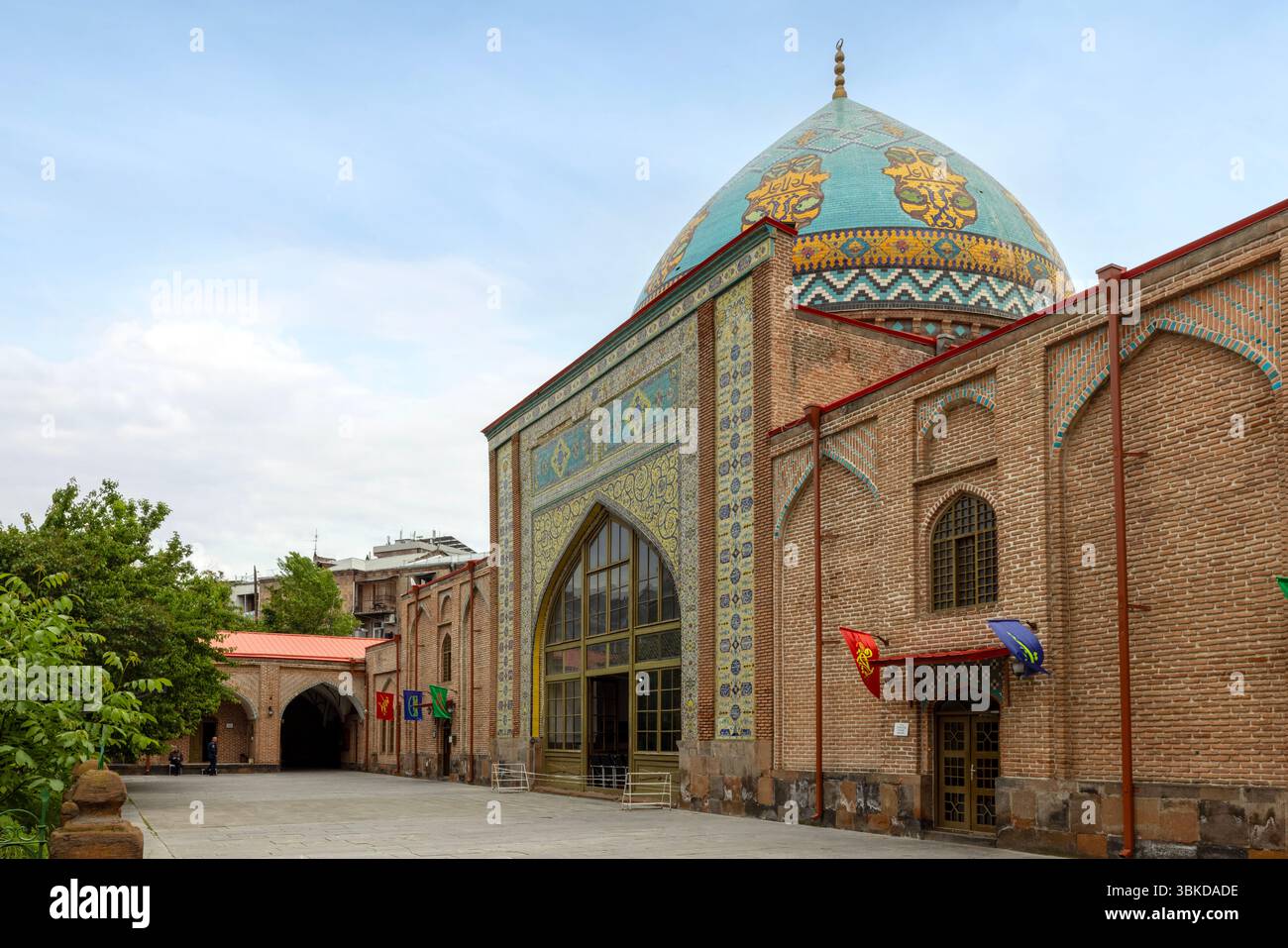 Die Blaue Moschee, eine lebendige persische Moschee aus dem 18. Jahrhundert in Jerewan, zeigt exquisite iranische Architektur und dient als bedeutendes kulturelles Zentrum Stockfoto Die Blaue Moschee, eine lebendige persische Moschee aus dem 18. Jahrhundert in Jerewan, zeigt exquisite iranische Architektur und dient als bedeutendes kulturelles Zentrum Stockfoto