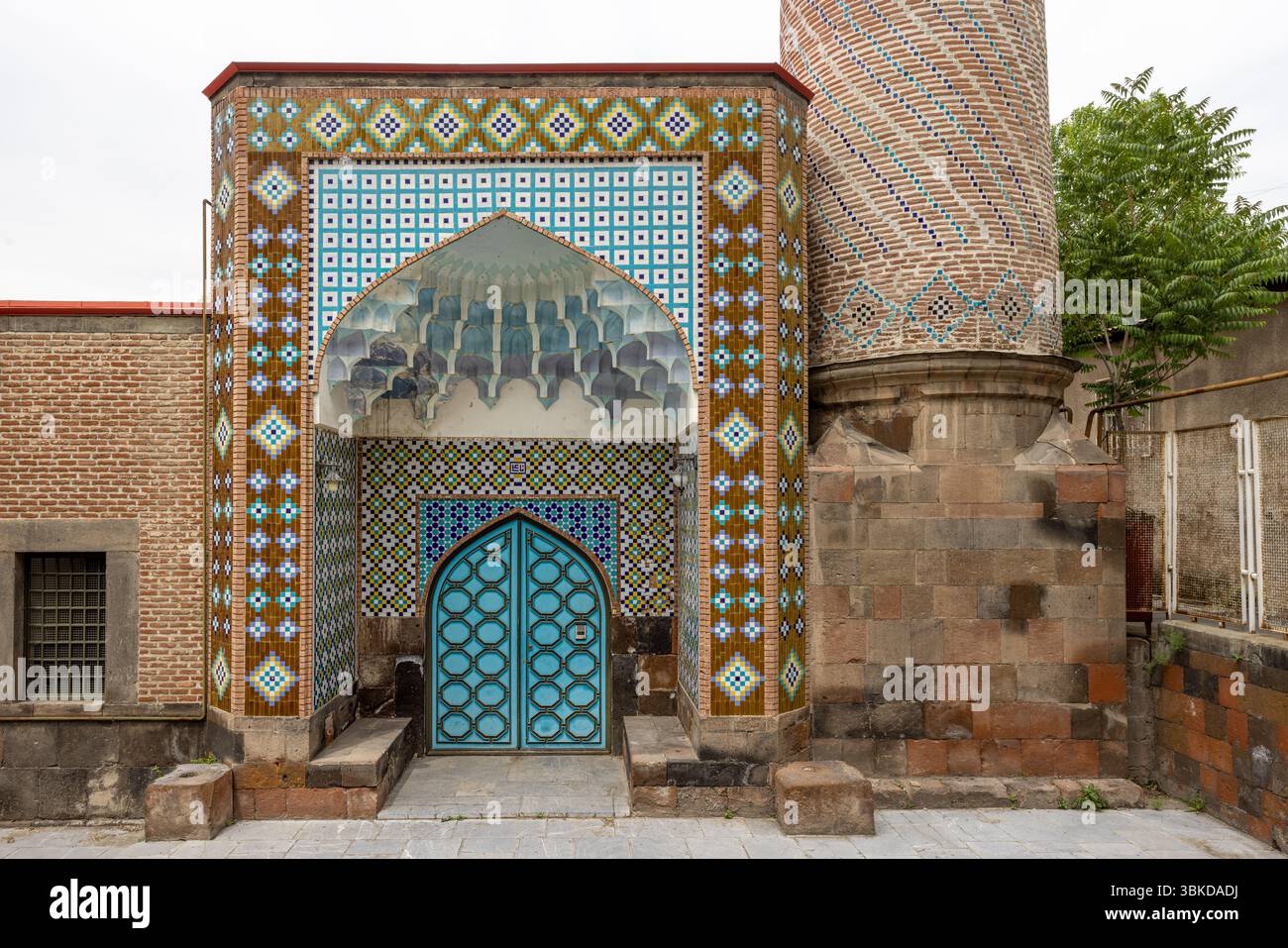 Die Blaue Moschee, eine lebendige persische Moschee aus dem 18. Jahrhundert in Jerewan, zeigt exquisite iranische Architektur und dient als bedeutendes kulturelles Zentrum Stockfoto Die Blaue Moschee, eine lebendige persische Moschee aus dem 18. Jahrhundert in Jerewan, zeigt exquisite iranische Architektur und dient als bedeutendes kulturelles Zentrum Stockfoto
