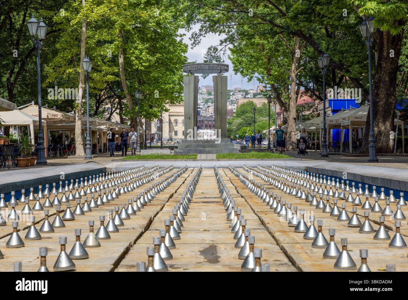 Der Platz der Republik in Jerewan ist ein architektonisches Wunderwerk mit Gebäuden aus rosafarbenem Tuff, berühmten musikalischen Springbrunnen und dient als pulsierendes Herz von Th Stockfoto