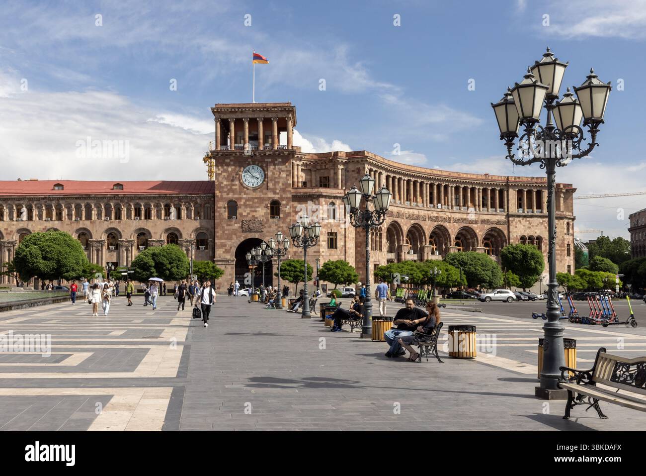 Der Platz der Republik in Jerewan ist ein architektonisches Wunderwerk mit Gebäuden aus rosafarbenem Tuff, berühmten musikalischen Springbrunnen und dient als pulsierendes Herz von Th Stockfoto