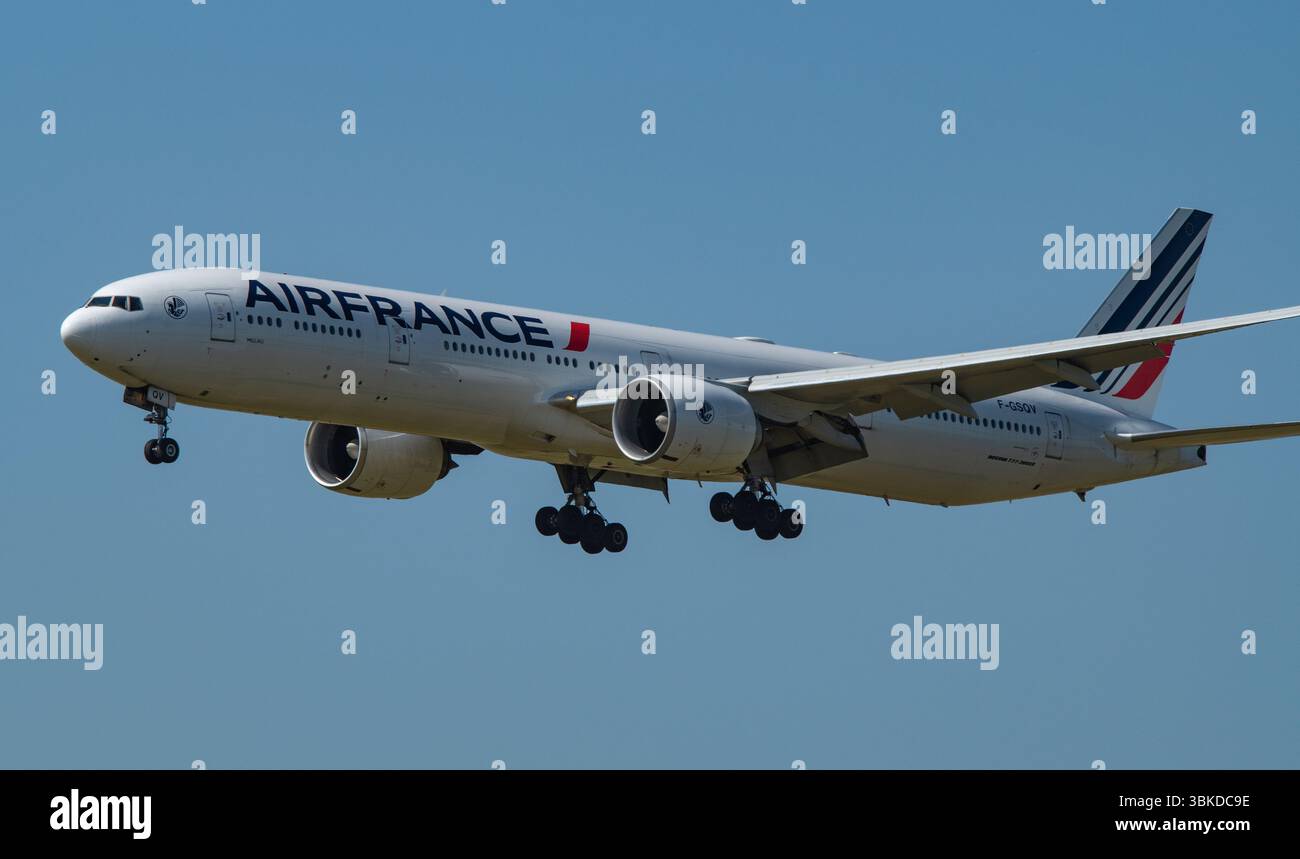 Eine Air France Boeing 777-300 im Endflug bei Paris Charles de Gaulle Stockfoto